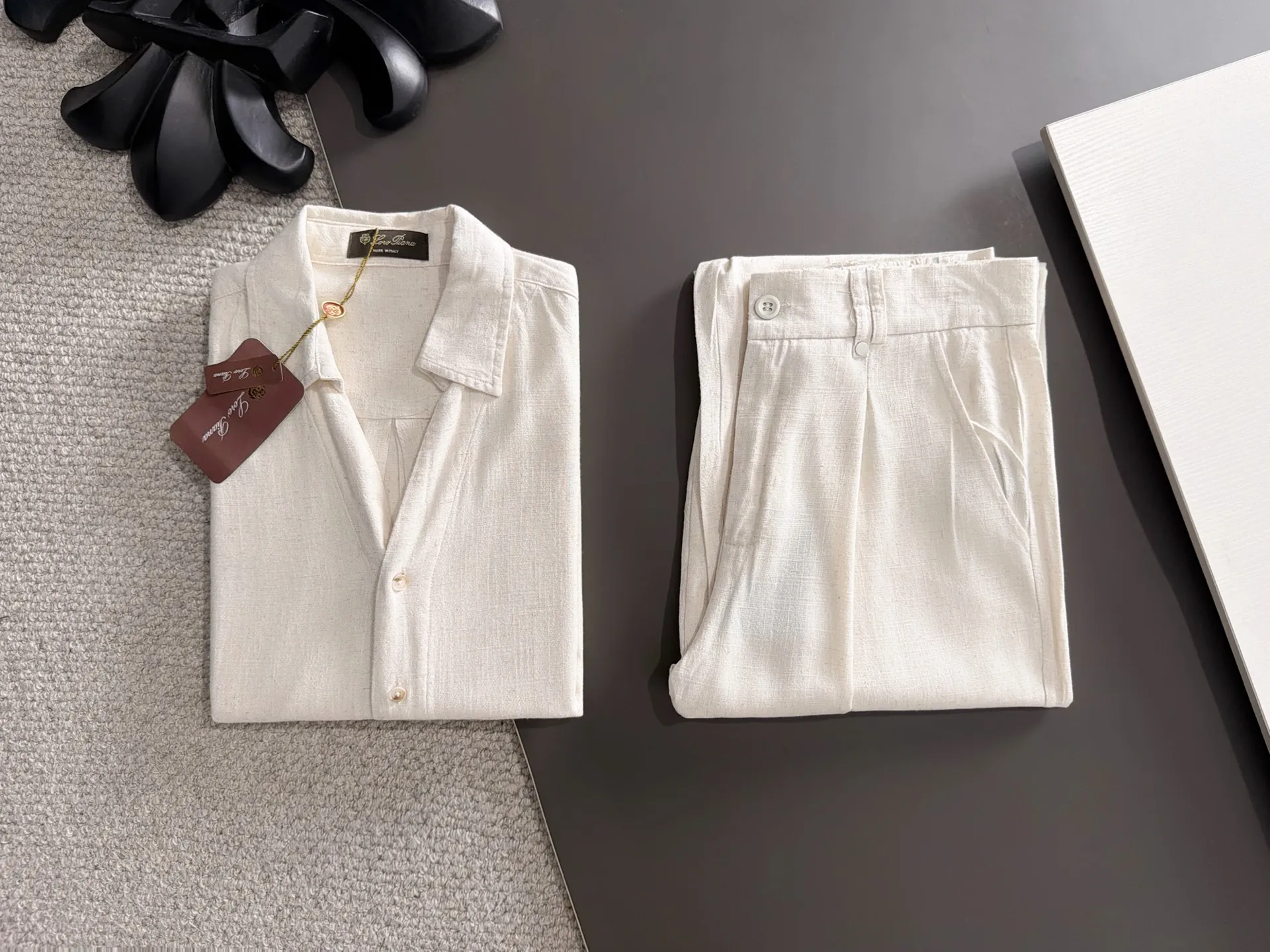 Next day shipment LP high quality Loro Piana 26ss autumn and winter New Arrival linen shirt set Made of one-on-one combed cotton yarn knitted linen fabrics, no pressure in and out of the counter Exclusive control of raw materials It feels substantial when weighed, and the upper body is more textured than ordinary T-shirts. This texture can cope with the weather easily and is suitable for both hot and cold! Loose fit design, looks noble. The only correct version is available Size: M to XXXL